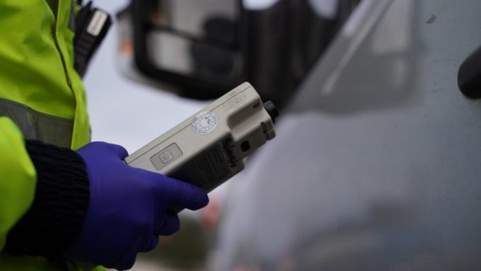 Accident între două autoturisme, în Lunca Câlnicului. Unul dintre șoferi, fără permis, sub influența alcoolului, reținut de polițiști
