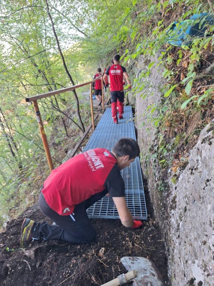 Lucrări de întreținere pe Tâmpa, la traseul marcat cu triunghi galben, Treptele lui Gabony
