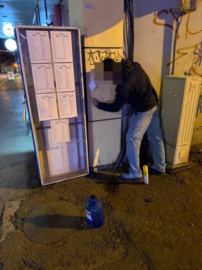 3000 de lei amendă pentru că a scris cu marker pe un perete de lângă stația RAT de pe str. Nicolae Bălcescu