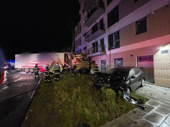 Un TIR a intrat într-un bloc, în Cluj-Napoca