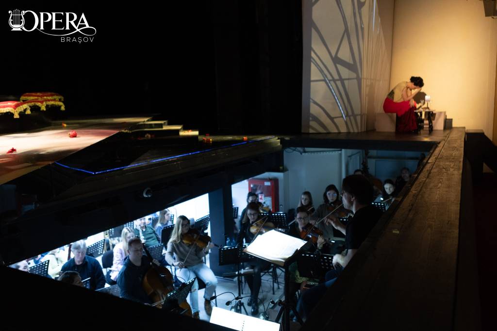Opera Brașov deschide stagiunea 2025 – 2026 cu opera „La rondine” de Puccini. „La rondine” a avut premiera mondială la Grand Théâtre din Monte Carlo pe 27 martie 1917