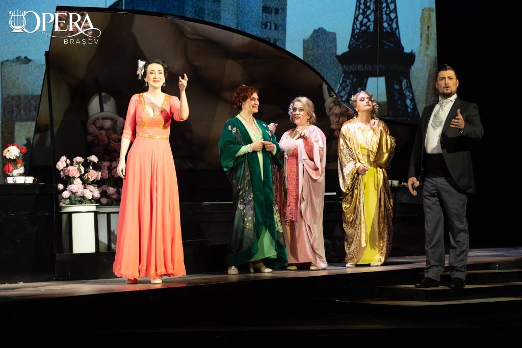 Opera Brașov deschide stagiunea 2025 – 2026 cu opera „La rondine” de Puccini. „La rondine” a avut premiera mondială la Grand Théâtre din Monte Carlo pe 27 martie 1917