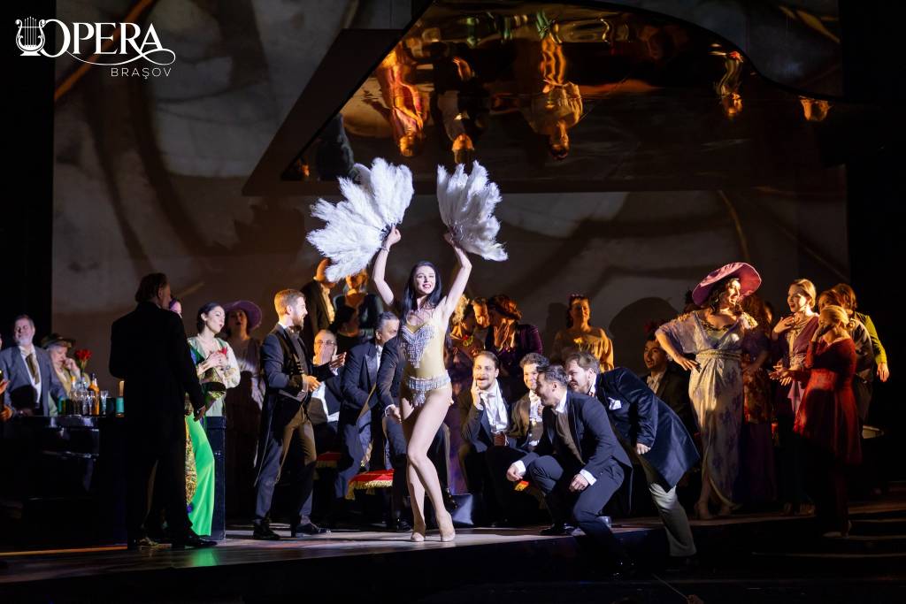 Opera Brașov deschide stagiunea 2025 – 2026 cu opera „La rondine” de Puccini. „La rondine” a avut premiera mondială la Grand Théâtre din Monte Carlo pe 27 martie 1917