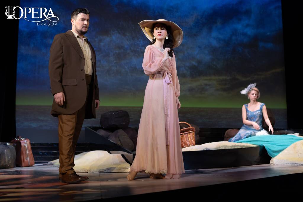 Opera Brașov deschide stagiunea 2025 – 2026 cu opera „La rondine” de Puccini. „La rondine” a avut premiera mondială la Grand Théâtre din Monte Carlo pe 27 martie 1917
