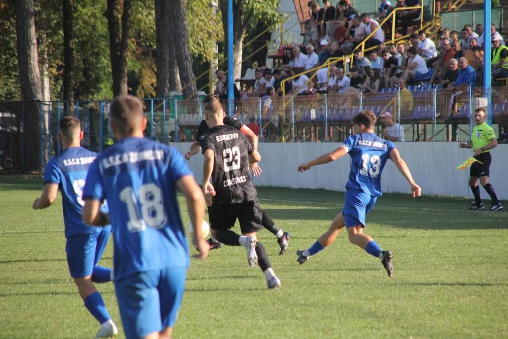 Poza pentru articolul Galerie Foto Noul stadion din Zărnești a fost omologat de FRF! Când se va juca primul meci pe moderna bază sportivă