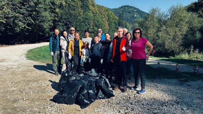 Let’s Do It România: Angajații din Direcția Județeană de Mediu Brașov au curățat zona La Iepure