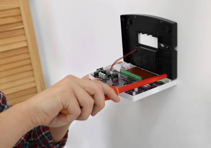 (P) Proiect DIY: cum construiești o alarmă simplă cu module electronice