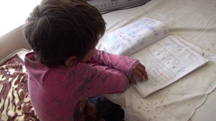 Un sfert dintre copiii din mediul rural nu știu să scrie și să citească