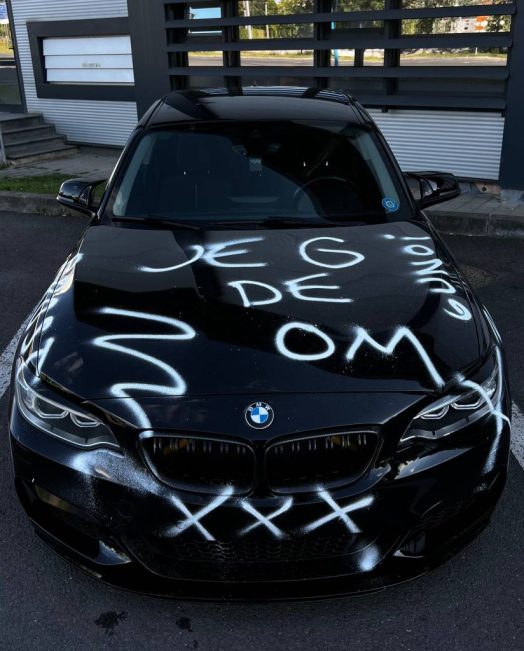 FOTO: Bolid BMW, "modificat" în perete de graffiti