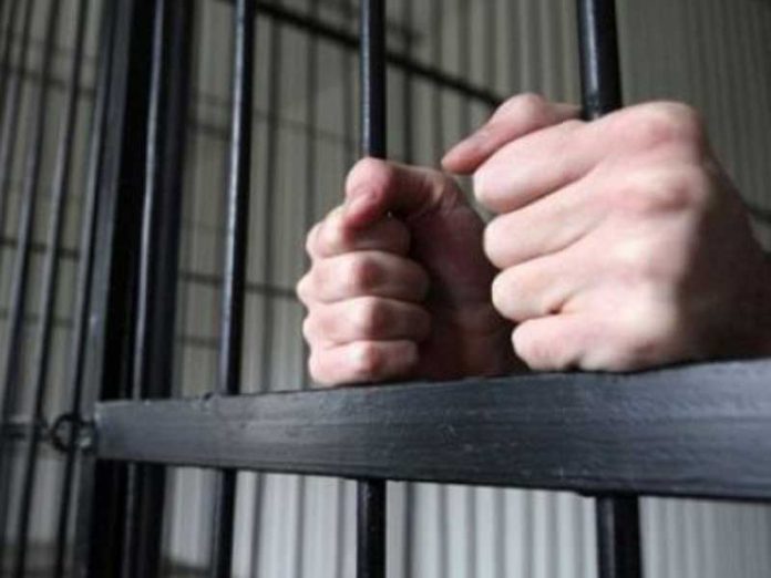 Bărbat reținut de polițiști pentru că s-a apropiat de concubina sa, deși nu mai avea acest drept