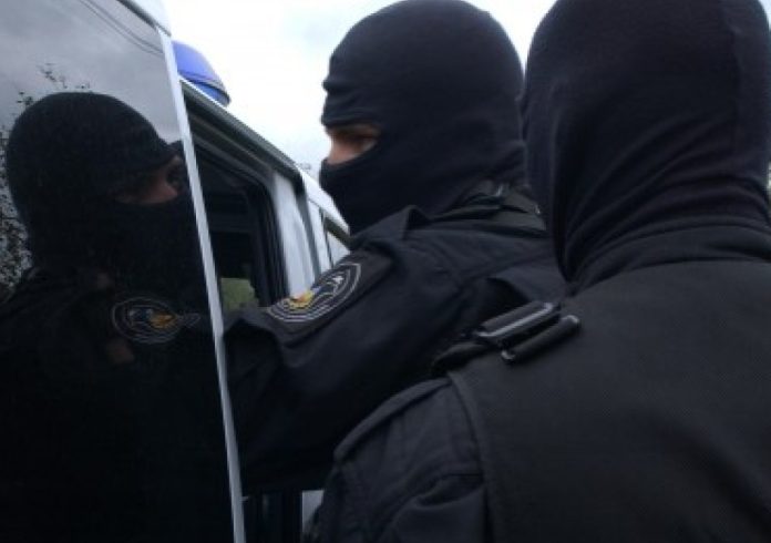 Percheziție făcută de polițiști în Cutuș pentru recuperarea unui telefon mobil furat