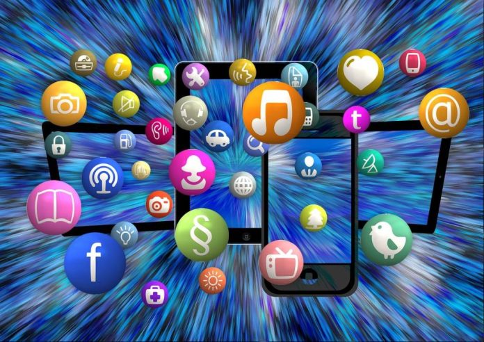 Ce măsuri puteți lua pentru a vă proteja copiii în mediul digital și pe rețelele sociale, potrivit Poliției Brașov