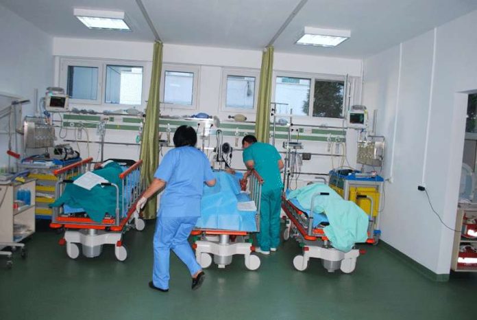 Criză în spitalele de stat: 4 din 10 medici din România iau în calcul emigrarea 