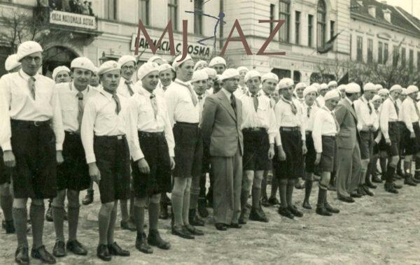 Uniformele școlărești: Admirate sau hulite, niciodată uitate