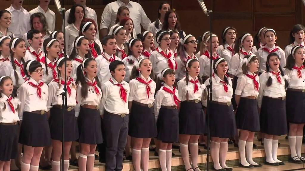 Uniformele școlărești: Admirate sau hulite, niciodată uitate