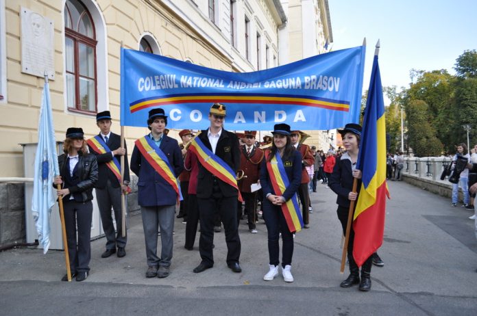 Uniformele școlărești: Admirate sau hulite, niciodată uitate