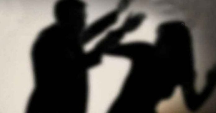 Dosar penal întocmit de polițiști după ce un bărbat și-a agresat fizic partenera. Victima a refuzat emiterea unui ordin de protecție
