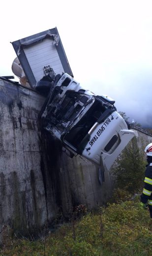 FOTO: Un autotren a ieșit în afara părții carosabile, pe DN1, și are scurgeri de carburant