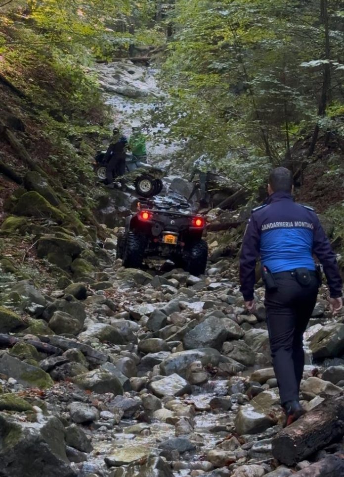 Bărbați amendați de jandarmi pentru că erau cu ATV-uri și motociclete în zone nepermise
