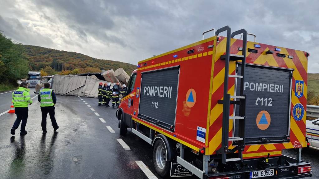 FOTO: Un autotren a ieșit în afara părții carosabile, pe DN1, și are scurgeri de carburant