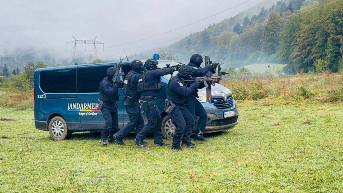 FOTO: Jandarmii brașoveni au participat la exercițiul tactic „SARMIS OLT” desfășurat în colaborare cu structuri ale Ministerului Apărării Naționale