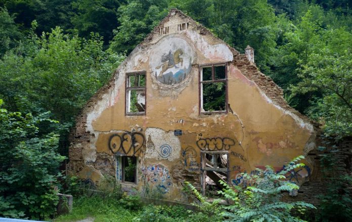 S-a prăbușit ultimul zid din vechiul han de la Pietrele lui Solomon