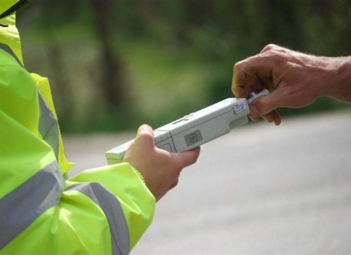 După ce a fost depistat de polițiști conducând sub influența alcoolului, un șofer, ca să fie 