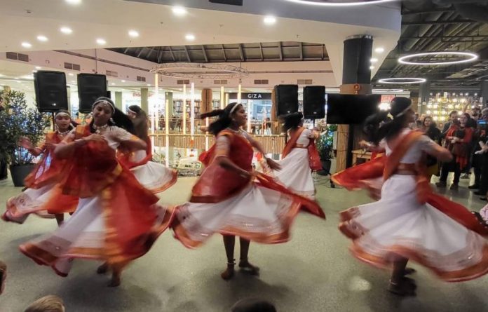 Festivalul Luminii „Diwali” a adus culorile Indiei la Brașov