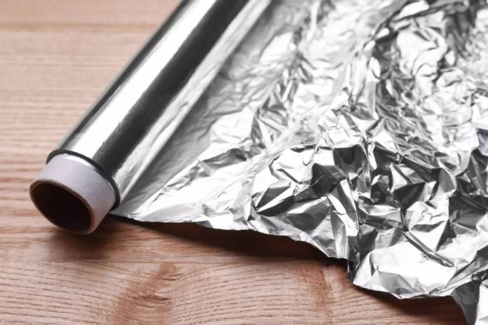 Folia de aluminiu în congelator: Soluția simplă și genială la problema stratului de gheață