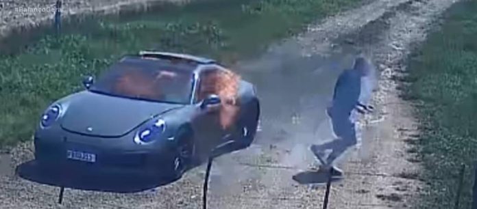 Șofer din Brazilia, surprins în timp ce își dădea foc propriului Porsche