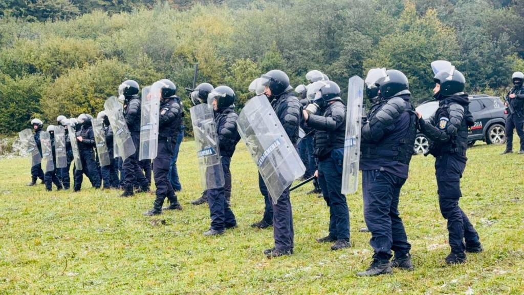 FOTO: Jandarmii brașoveni au participat la exercițiul tactic „SARMIS OLT” desfășurat în colaborare cu structuri ale Ministerului Apărării Naționale