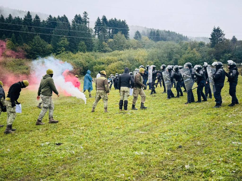 FOTO: Jandarmii brașoveni au participat la exercițiul tactic „SARMIS OLT” desfășurat în colaborare cu structuri ale Ministerului Apărării Naționale