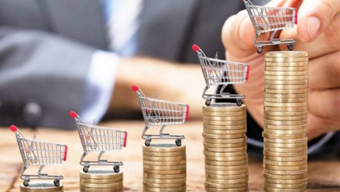 Coșul de consum zilnic e mai scump ca anul trecut. Cât trebuie să cheltuiască un român pentru un trai decent