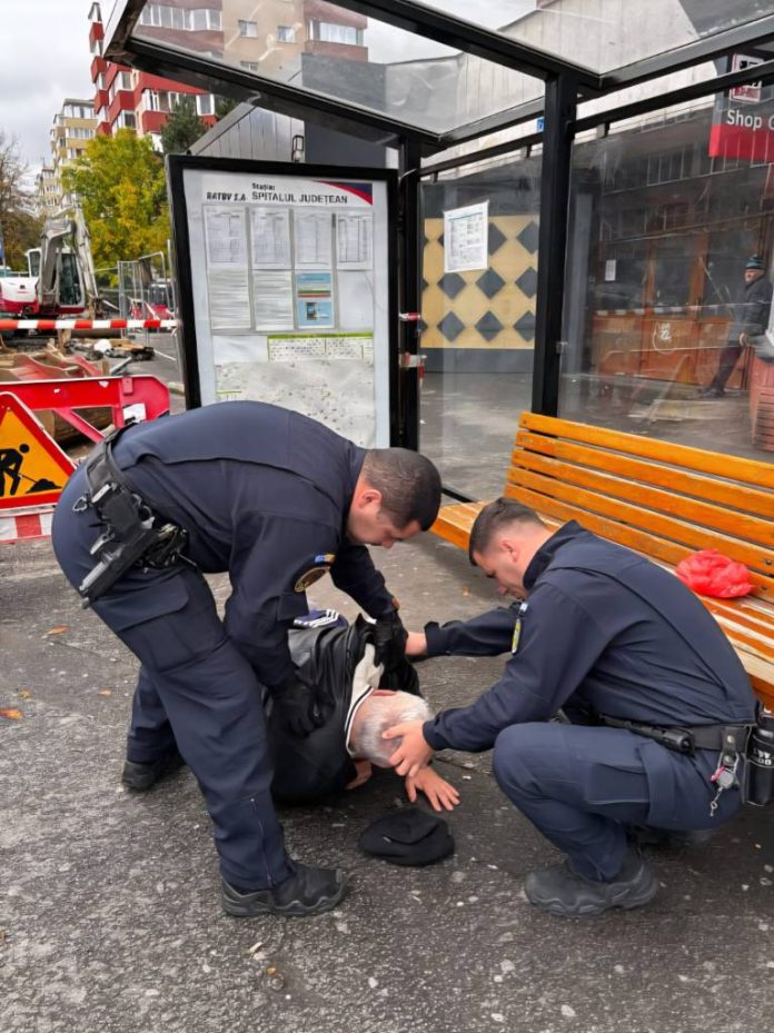 Jandarmii au intervenit și au ajutat un bărbat căzut într-o stație de autobuz de pe Calea București