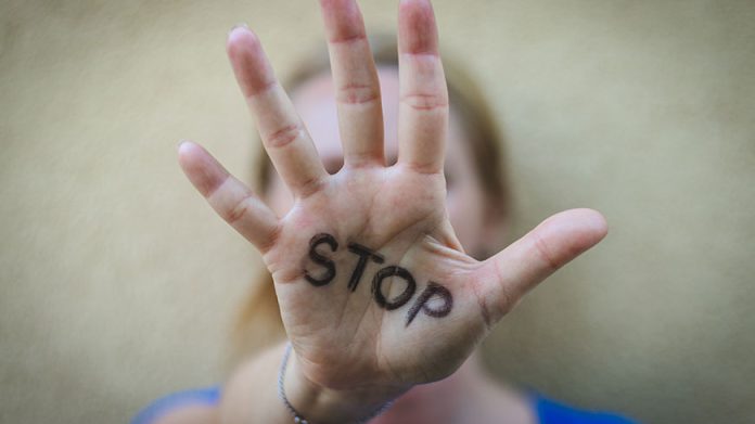 Ordin de protecție emis de polițiști pe numele unui tânăr care și-a agresat fizic fosta iubită