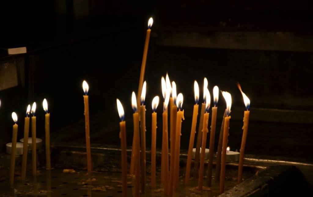 Lumină pentru veșnicie: Ziua lumânărilor la morminte