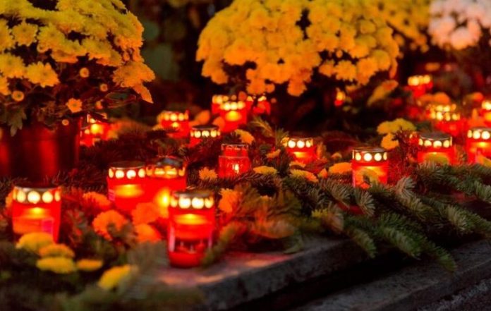 Lumină pentru veșnicie: Ziua lumânărilor la morminte