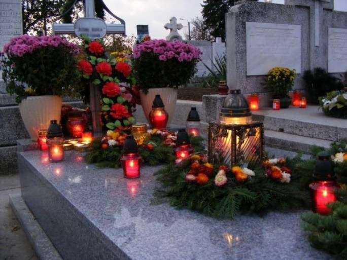 Lumină pentru veșnicie: Ziua lumânărilor la morminte