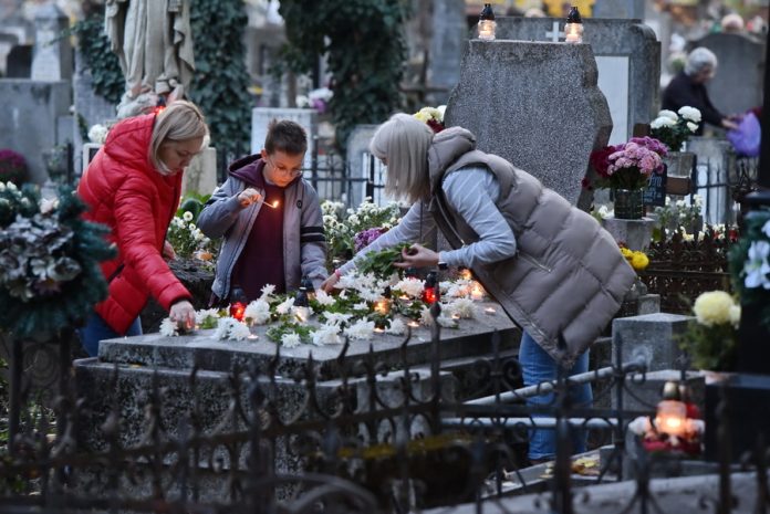 Lumină pentru veșnicie: Ziua lumânărilor la morminte