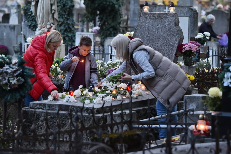 Lumină pentru veșnicie: Ziua lumânărilor la morminte