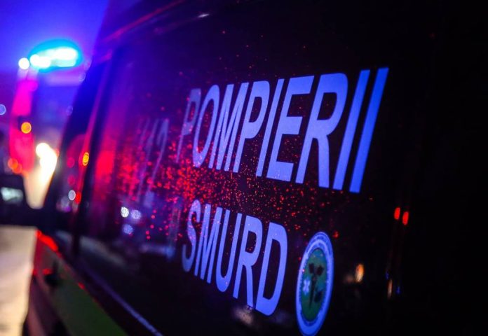 Un tir care transporta adeziv s-a răsturnat pe DN 13