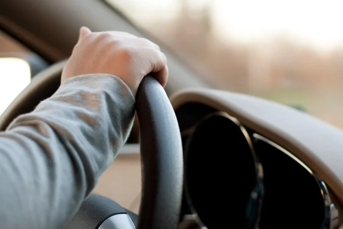 Un șofer de curse de transport alternativ a făcut tranzacții neautorizate cu cardul unui client
