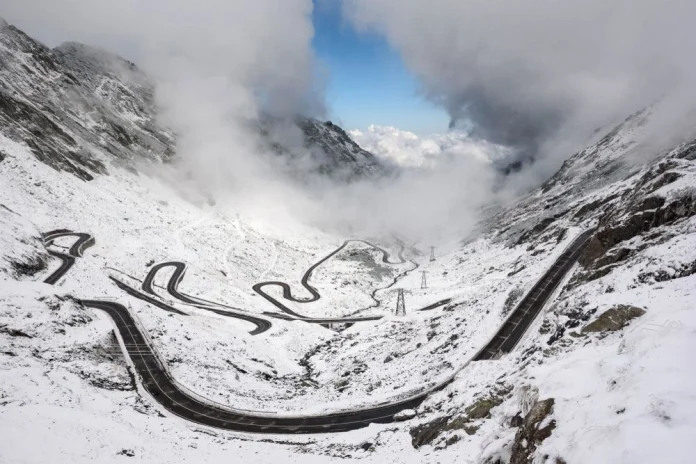 Transalpina și Transfăgărășan rămân închise din cauza zăpezii