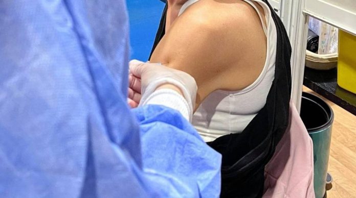 Vaccinarea în farmacii, extinsă: Mai multe tipuri de vaccinuri vor putea fi administrate