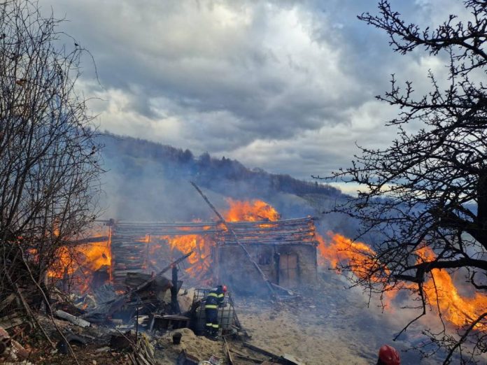 Incendiu la o anexă gospodărească din Poiana Mărului