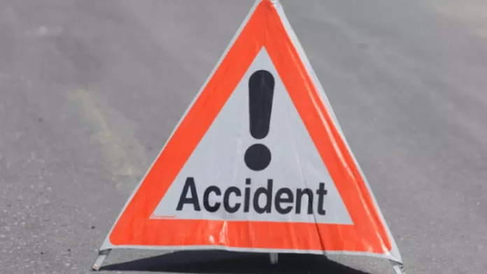 Doi tineri, implicați într-un accident rutier cu un autoturism luat fără permisiune: Șoferul, fără permis, a lovit un cap de pod, pasagerul a murit