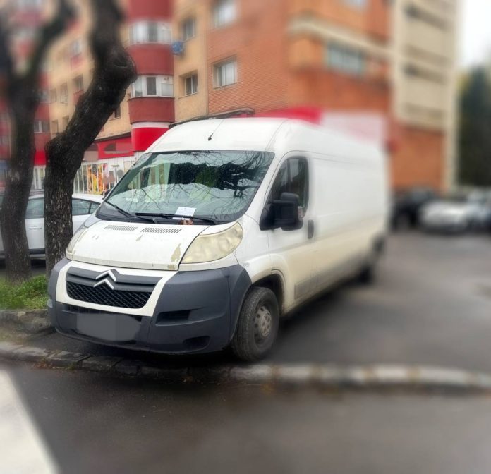 Scandal între șoferul unei autoutilitare parcată neregulamentar și polițiști, la Brașov. Conducătorul auto a primit 4 amenzi