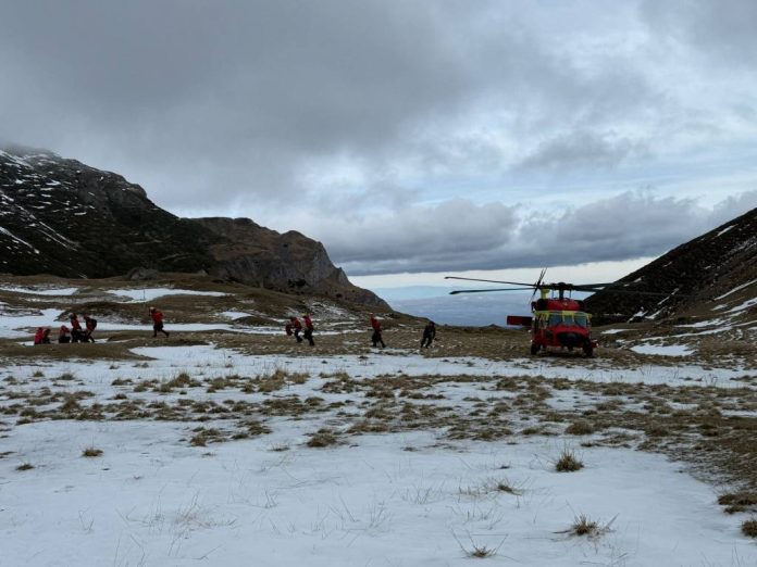 Operațiunile de căutare din zona Țigănești, pentru localizarea tânărului dispărut, continuă. Pentru prima dată într-o misiune de salvare montană, a participat și un elicopter Black Hawk (FOTO)