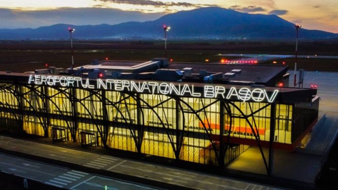Nereguli găsite la pasageri, care au trecut prin Aeroportul Brașov: Sume nedeclarate, monede din aur, țigări de diverse mărci, haine suspecte, parfumuri