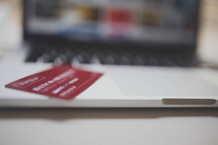 Operaţiuni financiare fără drept: Un student din Brașov a făcut sute de comenzi online cu cardul unui unchi